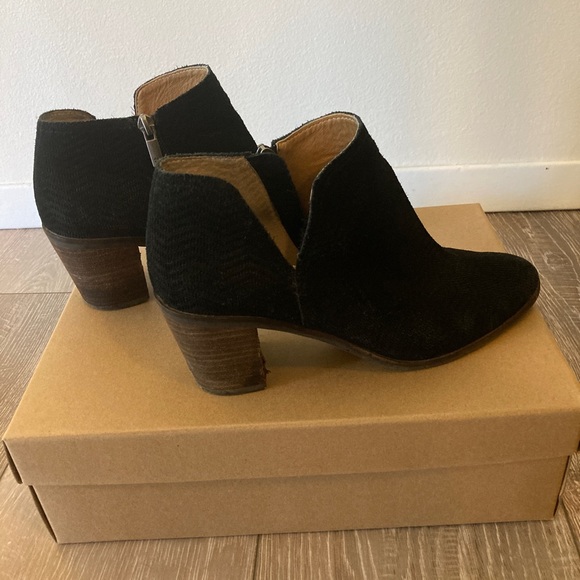 Beautiful black Lucky Brand booties with subtle textured pattern, 8.5 - Picture 4 of 4